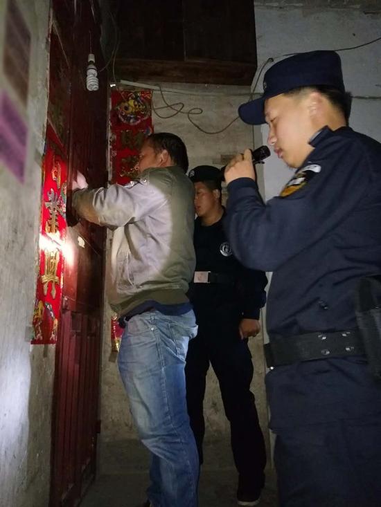 哈密地区粗心妈妈误将幼女锁家中 