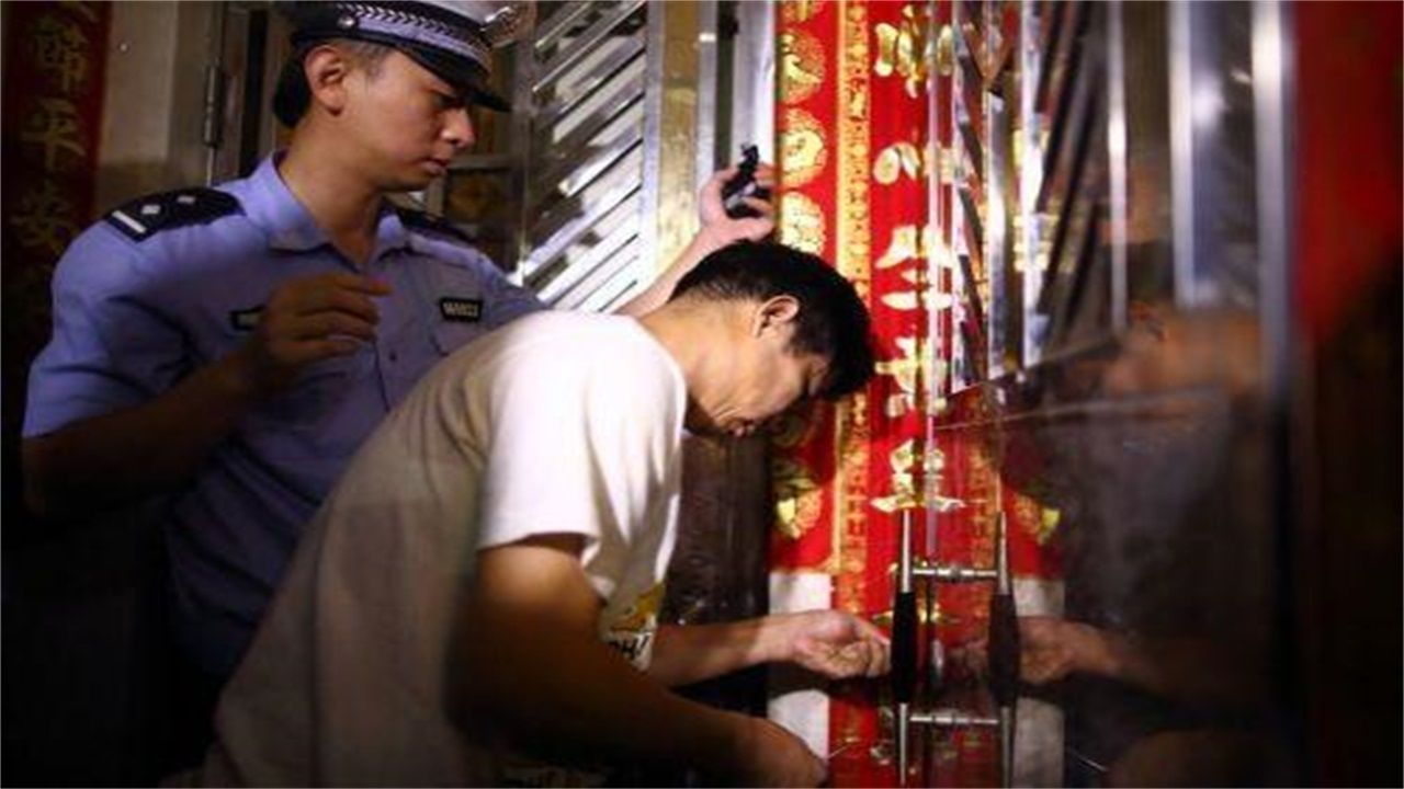 哈密地区请开锁师傅开了锁后，师傅